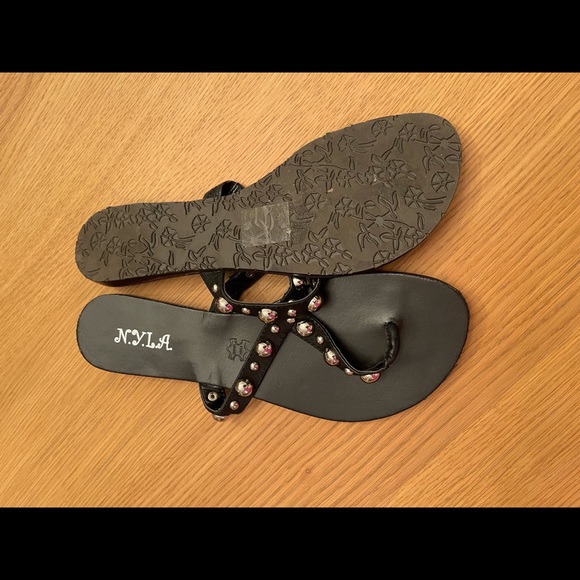 These cute flats come in different colors! - Picture 4 of 4